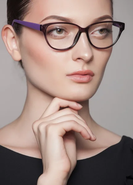 Ritratto ravvicinato di bella giovane donna in occhiali — Foto Stock