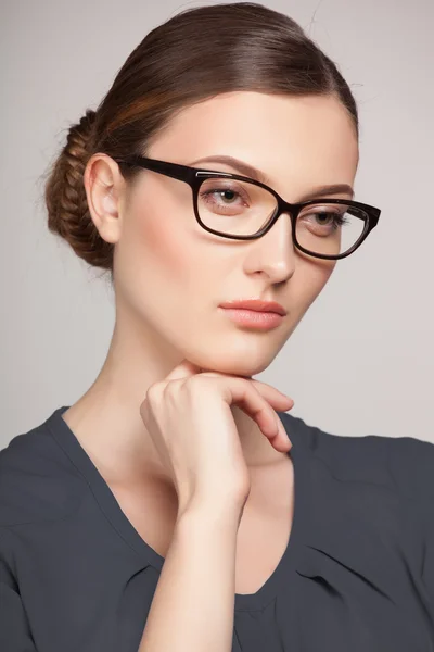 Gros plan portrait de belle jeune femme en lunettes — Photo