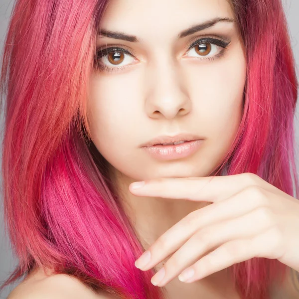 美丽女孩时尚模型与粉红色的头发。五颜六色的头发. — 图库照片