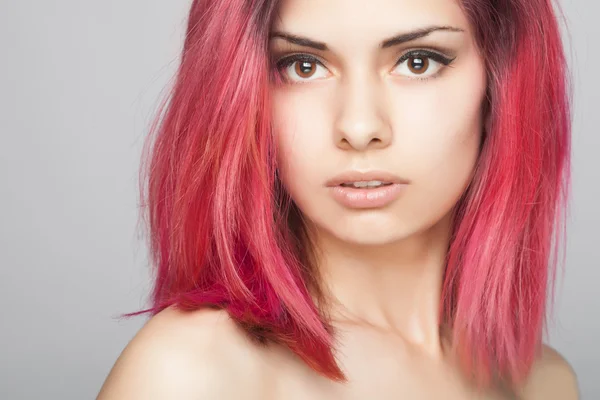 Schönheit Mode Modell Mädchen mit rosa Haaren. buntes Haar. — Stockfoto