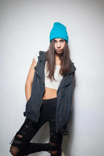 Ragazza hipster in jeans strappati, gilet di jeans e cappello blu — Foto Stock