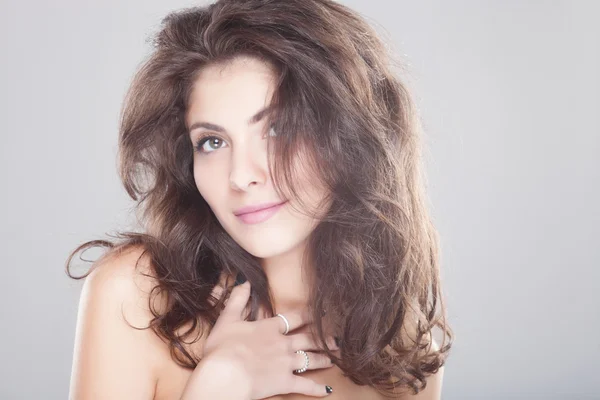 Bei capelli, Donna di moda con un bel viso — Foto Stock