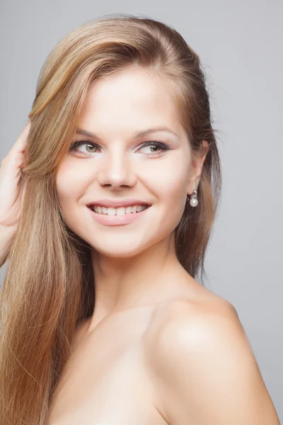 Hermoso cabello, Mujer de moda con cara hermosa — Foto de Stock