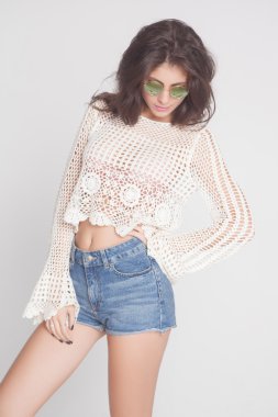 Genç hippi kadın stüdyoda ekşitmeden poz güneş gözlüğü