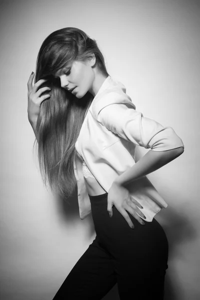 Magnifique belle femme sexy en veste plus blanche, studio shoot — Photo