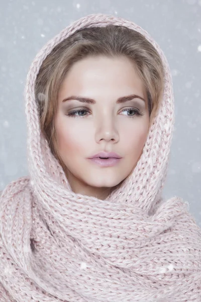 Sneeuwkoningin, creatieve close-up portret op wit. studio shoot — Stockfoto