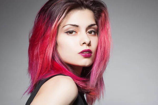 Belleza Chica Modelo de Moda con Pelo Rosa. Cabello colorido . — Foto de Stock