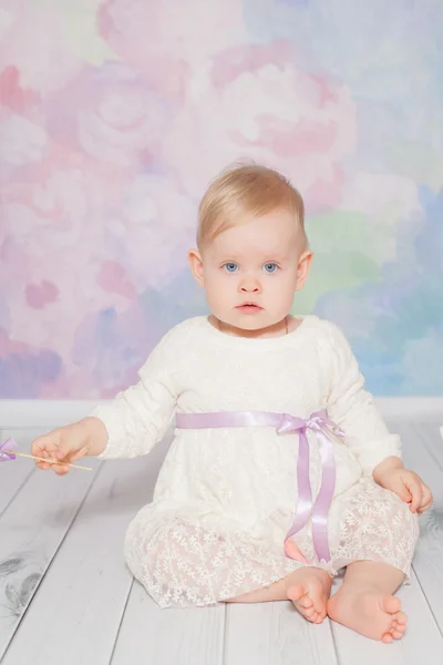 Klein meisje viert haar eerste verjaardag — Stockfoto