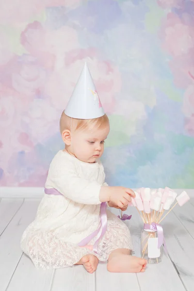 Kleines Mädchen feiert ihren ersten Geburtstag — Stockfoto