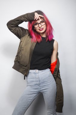 ceket ve kot pembe saç stüdyo atış ile genç kadın