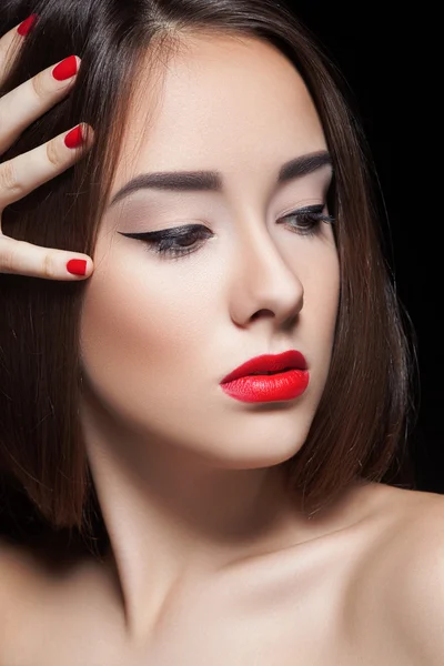 La mujer de moda con la cara hermosa - aislado en negro. Concepto de cuidado de la piel . —  Fotos de Stock