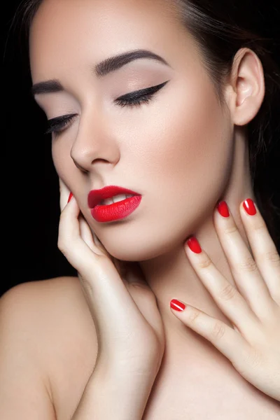 La mujer de moda con la cara hermosa - aislado en negro. Concepto de cuidado de la piel . —  Fotos de Stock