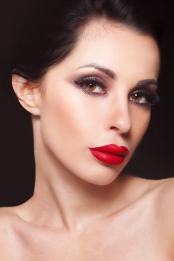 Şehvetli kırmızı dudaklar ve güzel yüzünü - siyah izole kadın moda. Cilt bakım kavramı.
