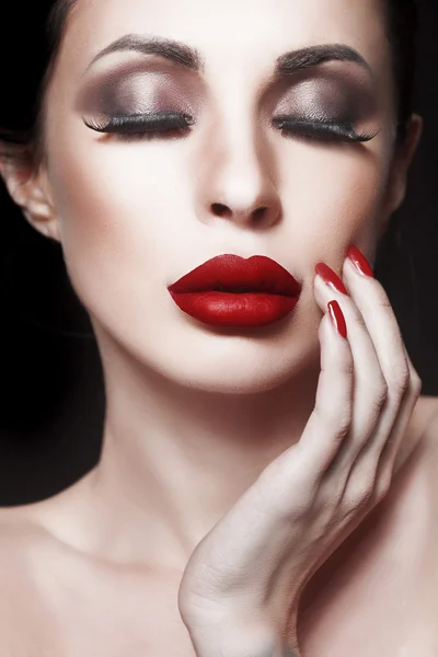 La mujer de moda con los labios sensuales rojos y la cara hermosa - aislado en negro. Concepto de cuidado de la piel . —  Fotos de Stock