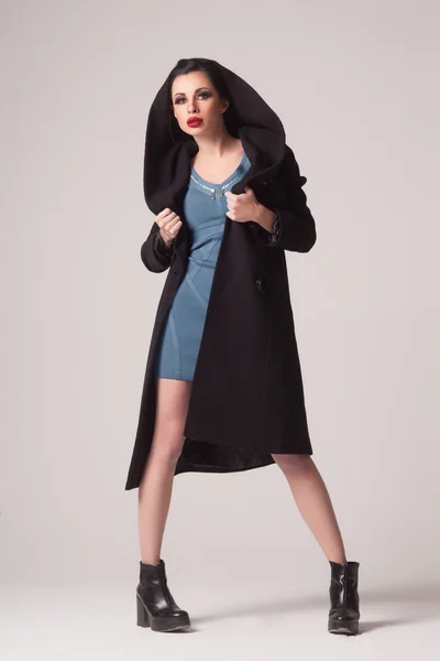 Красива сексуальна жінка в чорному пальто для осінньої зимової моди — стокове фото