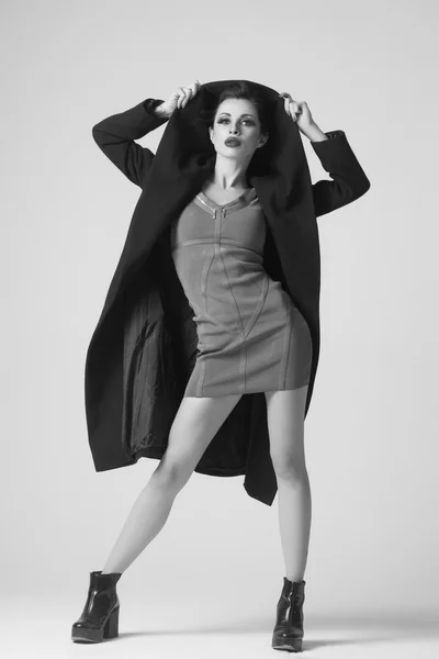 Mulher sexy bonita em um casaco preto para a moda outono inverno — Fotografia de Stock