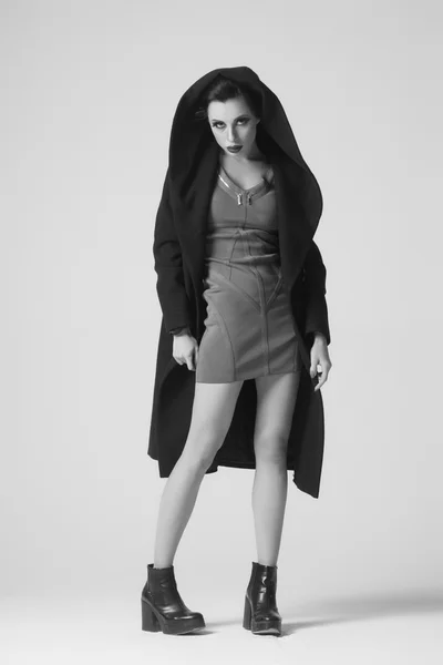 Schöne sexy Frau im schwarzen Mantel für die Herbst-Wintermode — Stockfoto