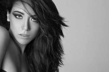 Güzel doğal kıvırcık saçlı, bir genç kız portresi