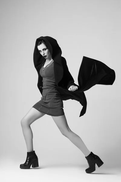 美丽性感的女人，穿着黑色外套的秋冬时尚 — 图库照片