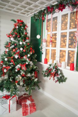 Noel kutlamaları için dekore edilmiş ev