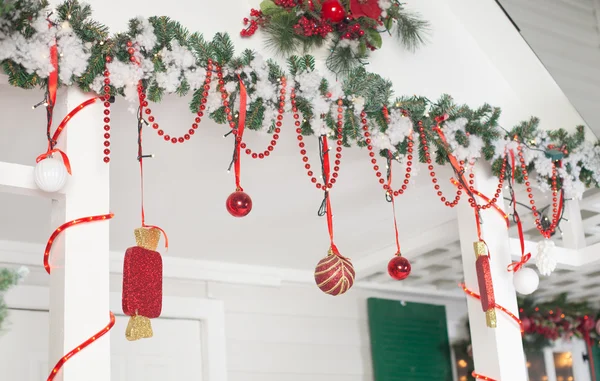 Haus zur Weihnachtsfeier geschmückt — Stockfoto