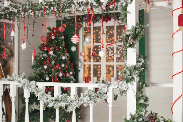 Haus zur Weihnachtsfeier geschmückt — Stockfoto