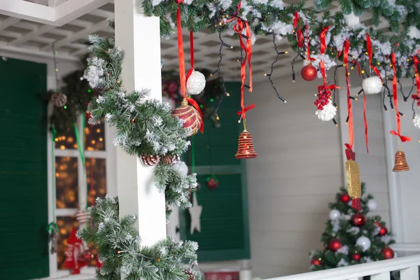 Haus zur Weihnachtsfeier geschmückt — Stockfoto