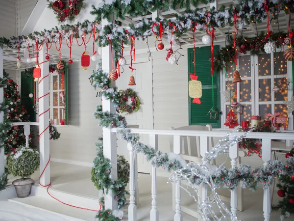 Noel kutlamaları için dekore edilmiş ev — Stok fotoğraf
