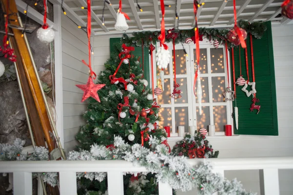 Haus zur Weihnachtsfeier geschmückt — Stockfoto