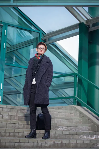 Vacker ung kvinna med glasögon promenader i staden — Stockfoto