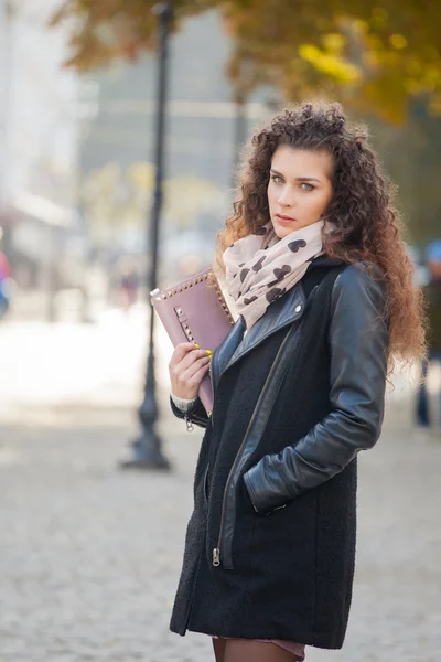 Bella giovane donna con i capelli ricci che cammina in città. Autunno foto — Foto Stock