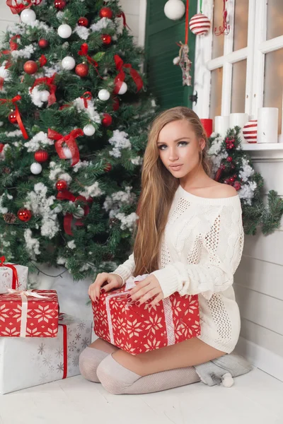 Краса моди жінка з різдвяною подарунковою коробкою, фоном новорічної ялинки — стокове фото