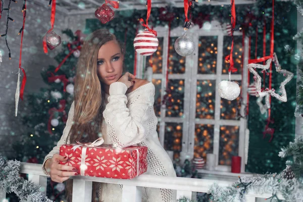 Mulher de moda de beleza com caixa de presente de Natal, fundo de árvore de ano novo — Fotografia de Stock