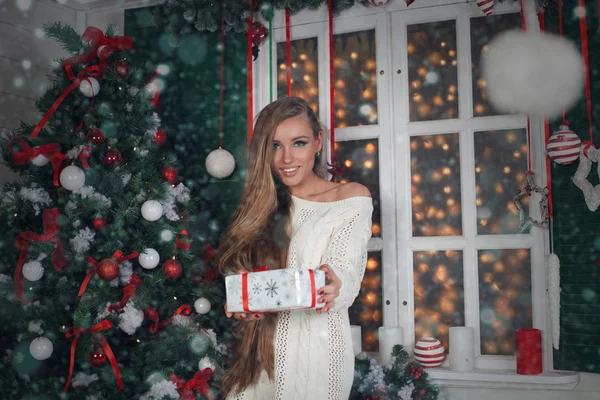Skönhet mode kvinna med julklapp box, nyår träd bakgrund — Stockfoto