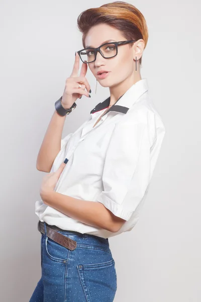 Bonito jovem mulher de negócios com óculos e cabelo curto, tiro estúdio — Fotografia de Stock