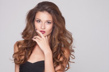 Güzel doğal kıvırcık saçlı, bir genç kız portresi