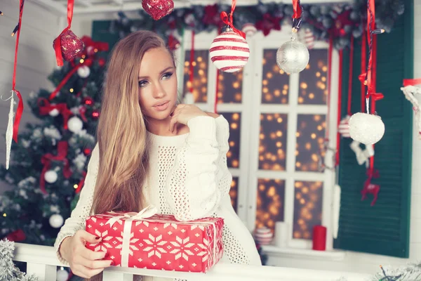 Mulher de moda de beleza com caixa de presente de Natal, fundo de árvore de ano novo — Fotografia de Stock