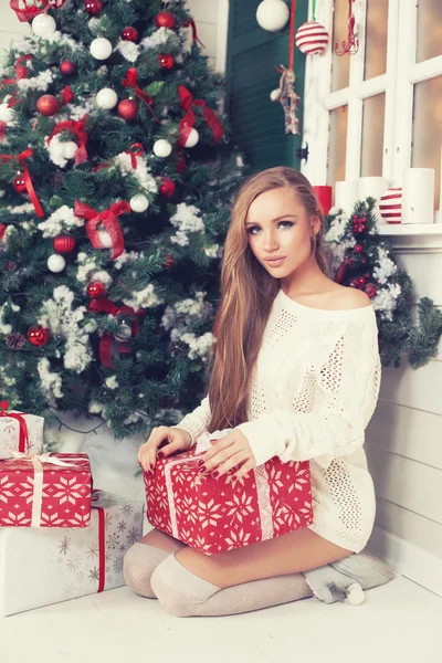 Schönheit Mode Frau mit Weihnachts-Geschenk-Box, Neujahr Baum Hintergrund — Stockfoto