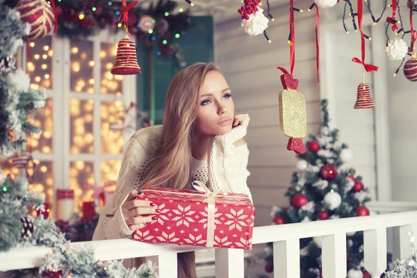 Noel hediyesi kutusu olan güzel moda kadını, yeni yıl ağacı arkaplanı. — Stok fotoğraf