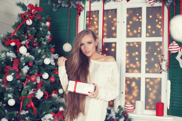 Schönheit Mode Frau mit Weihnachts-Geschenk-Box, Neujahr Baum Hintergrund — Stockfoto