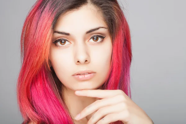 Schönheit Mode Modell Mädchen mit rosa Haaren. buntes Haar. — Stockfoto