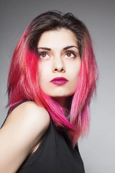 Ομορφιά μόδα μοντέλο κοπέλα με ροζ μαλλιά. Πολύχρωμα μαλλιά. — Φωτογραφία Αρχείου