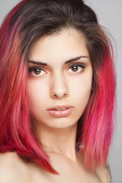 Schoonheid Fashion Model meisje met roze haren. Kleurrijke haar. — Stockfoto