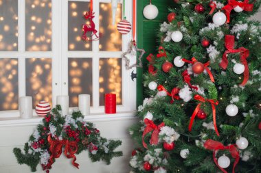 Güzel dekore edilmiş Noel iç. Noel kutlamaları için dekore edilmiş ev