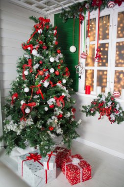 Güzel dekore edilmiş Noel iç. Noel kutlamaları için dekore edilmiş ev