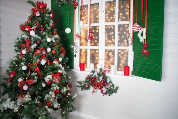 Joliment décoré intérieur de Noël. Maison décorée pour la célébration de Noël — Photo