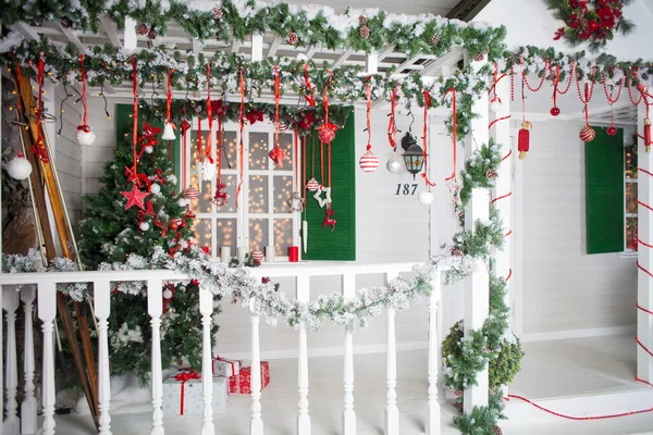 Interior de Natal lindamente decorado. Casa decorada à celebração de Natal — Fotografia de Stock