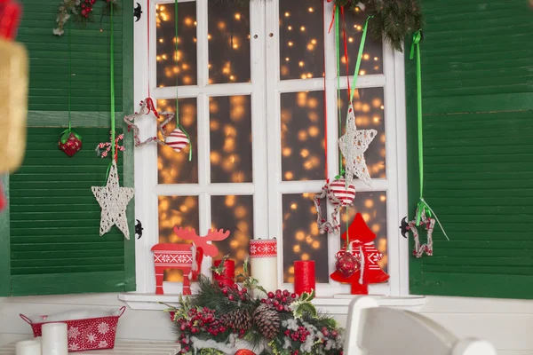 Wunderschön weihnachtlich dekorierte Innenräume. Haus zur Weihnachtsfeier geschmückt — Stockfoto