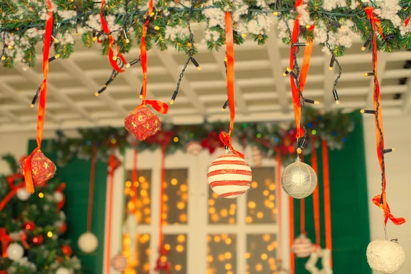 Interior de Natal lindamente decorado. Casa decorada à celebração de Natal — Fotografia de Stock