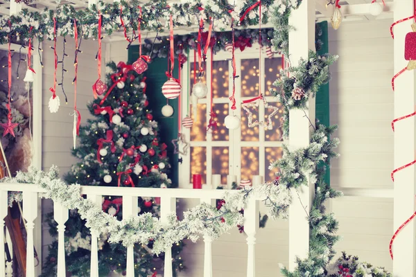 Joliment décoré intérieur de Noël. Maison décorée pour la célébration de Noël — Photo